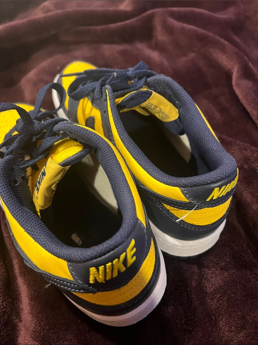 Nike Kids size 6 Michigan low-Top Sneakers in Yellow and Navy Blue